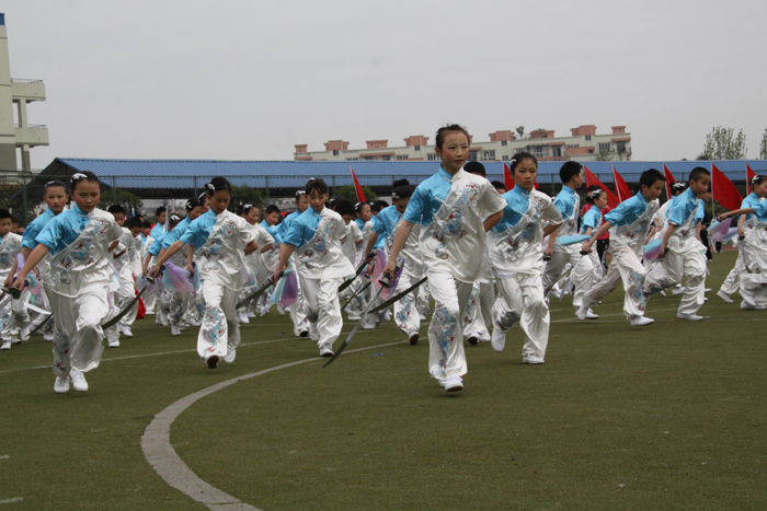学校武术团的孩子们参加运动会开幕式的精彩表演