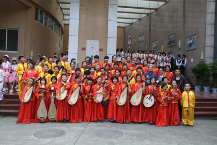 学校民乐队获得双流县艺术节第一名孩子与老师们一同合影