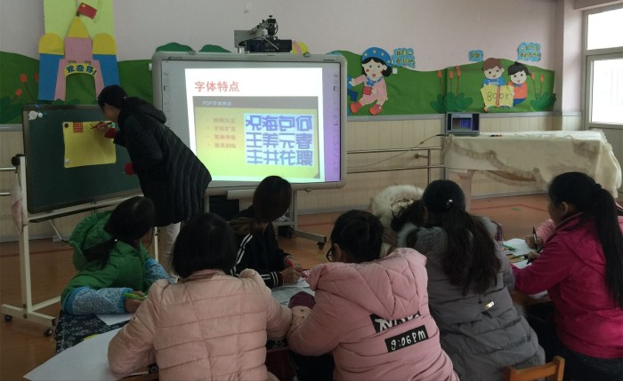 为提升教师技能,丰富幼儿园环境布置的展示形式,12月26日中午,我园开展了POP字体认识和书写培训活动。 李老师结合理论和海报图片,向大家详细介绍了POP字体的书写工具、书写特点、注意事项等,通过对常用字词的示范书写,使老师们在短时间内掌握书写的要领,并指导大家尝试设计出了丰富多样的POP海报。在短短的学习分享中,教师们都纷纷表示有所收获,会将此次所学切实运用实践工作中去,为幼儿园环境的创设增添一份亮色。
