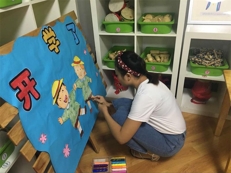 开学伊始,快乐入园 ——记胜利幼儿园环创组开学展板