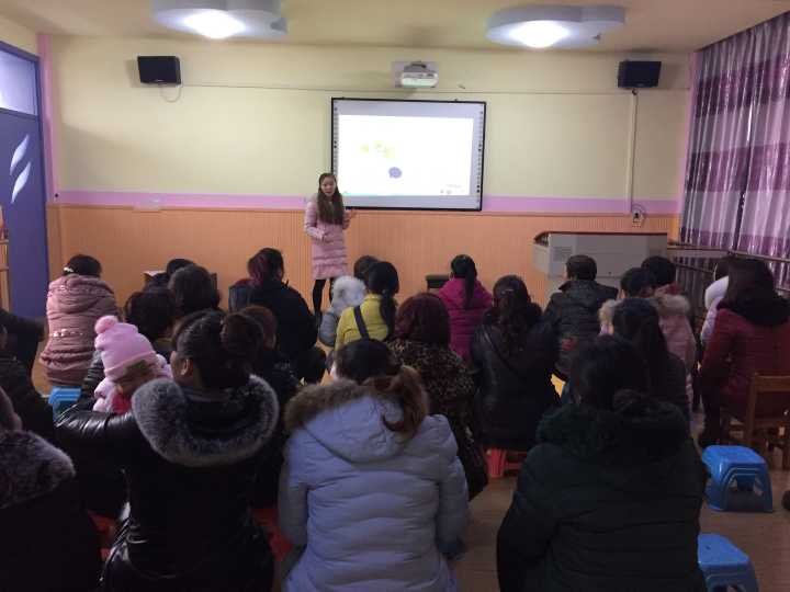 2017年1月11日,永安幼儿园中班组召开了学期末家长会。 活动中,教师首先根据精心制作的PPT和一个个活动视频和图片,让家长了解了孩子本学期在园的一日生活,感受了孩子们一学期的成长和变化;同时也向家长传递了正确的教育理念。并通过提问环节,认真详细地解答了家长在家庭教育中遇到的各种困惑和问题。 通过本次家长会的开展,家长们更直观地了解了孩子在园的学习、生活情况,进一步促进了家园合作和沟通。