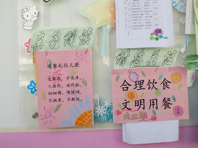 12月4日,巴中市巴州区人口计生局根据全区统一部署,组织机关、直属单位深入开展法制宣传教育专题服务活动。 (免费为群众发放避孕药具) 活动中,着重宣传党的十八大精神和中央领导讲话精神以及党中央、国务院关于统筹解决人口问题,全面做好人口工作的一系列方针政策;广泛宣传男女平等,生女生男顺其自然的文明婚育观念,宣传优生优育优教、少生快富共同富的科学知识;宣传以人为本、和为贵、孝为先的先进人口文化,宣传建设生态文明、建设美丽家园、建设幸福家庭的科学发展理念。 宽500x379高 显示比例:100%