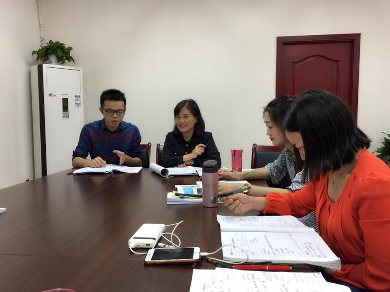 学员曾凤和佘玉洁以《析课:擦亮独识》为主题对于《听王崧舟老师评课