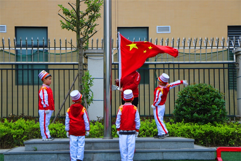 "五星红旗,我为你自豪"——记双流区协和三江幼儿园升旗仪式
