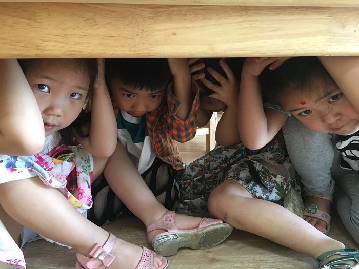 孩子们采用身体卧倒或者蹲下方式,使身体尽量变小,躲到