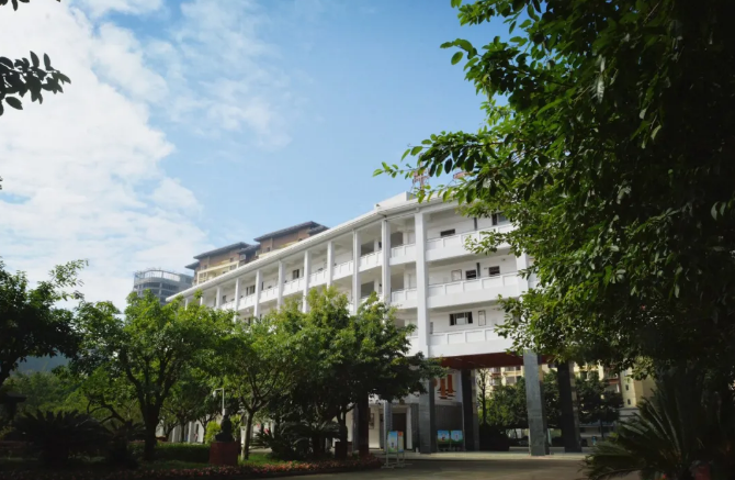 倡导文明礼仪共建文明校园双流区东升二中开展庆国庆迎大运爱卫生守