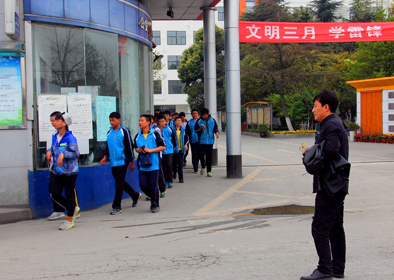 彭镇初级中学"我爱成都"徒步拉练活动小记