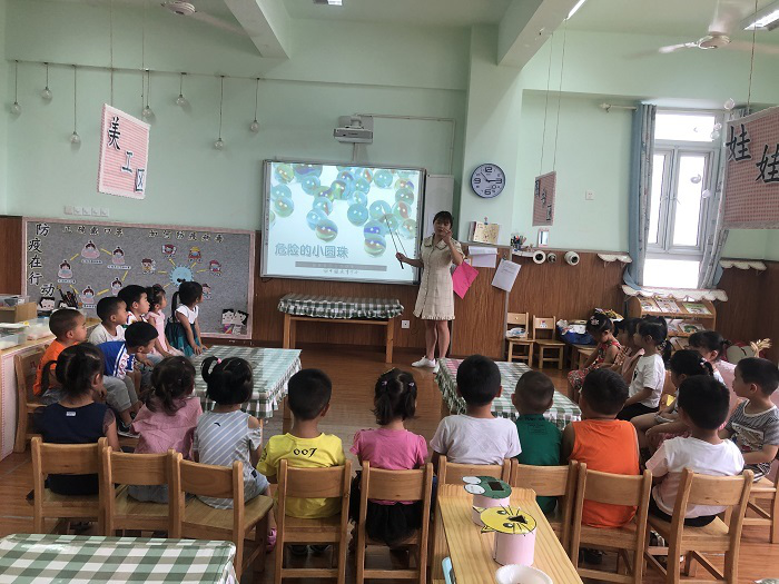 6月16日,小班组开展了以"危险的小圆珠"为主题的教育教学活动.