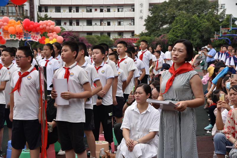 拥抱童年放飞梦想双流区东升小学2021届学生毕业典礼