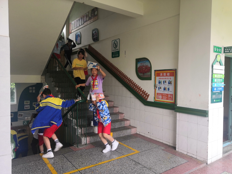 成都市双流区胜利小学举行2021年春期地震逃生安全演练活动