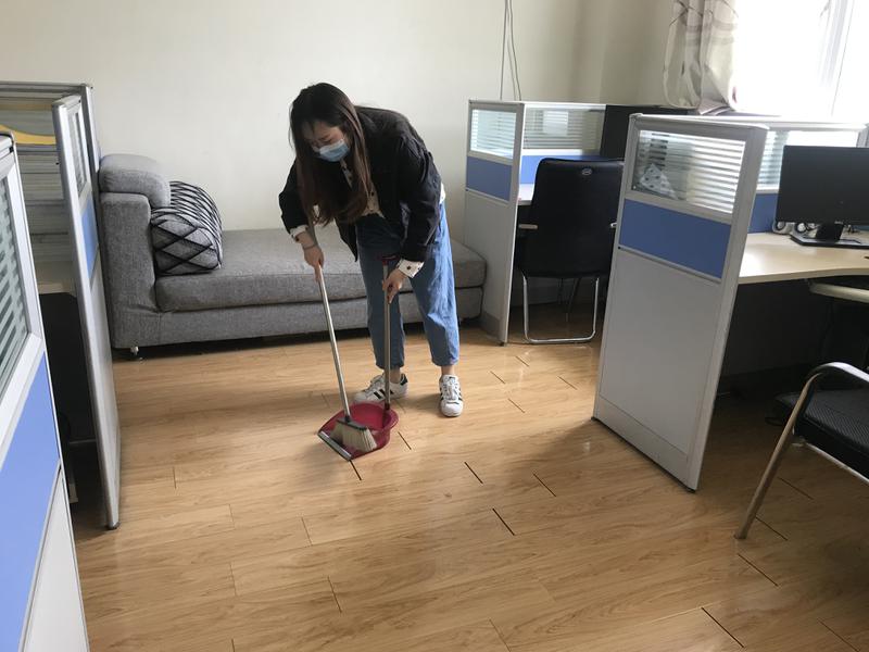 老师们清扫办公室