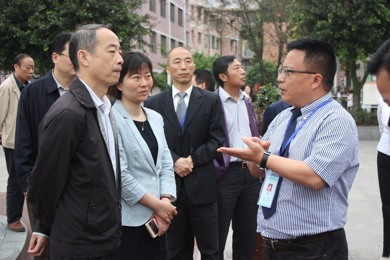双流区人大主任屈建宏率队莅临双流建校检查指导工作