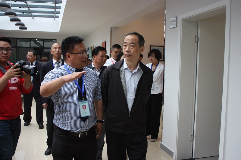 双流区人大主任屈建宏率队莅临双流建校检查指导工作