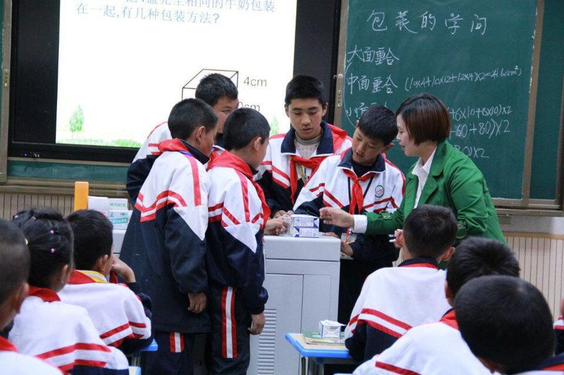 4双流区学科带头人高旭在巴塘县人民小学课堂上