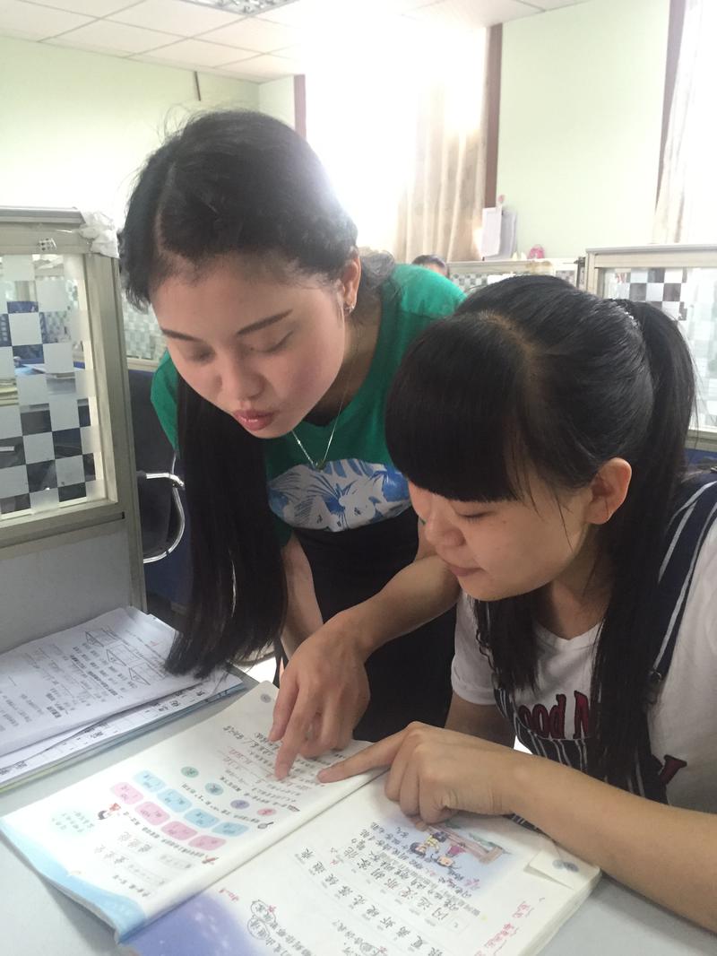 5、双流区教坛新秀、西航港小学邓华杰老师在交流学校指导青年教师