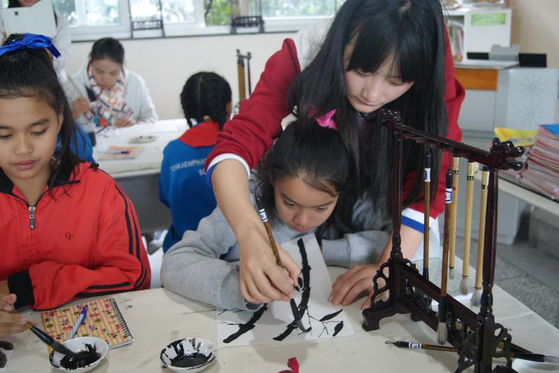 1、泰国水晶树学校学生在双华小学学习中国画