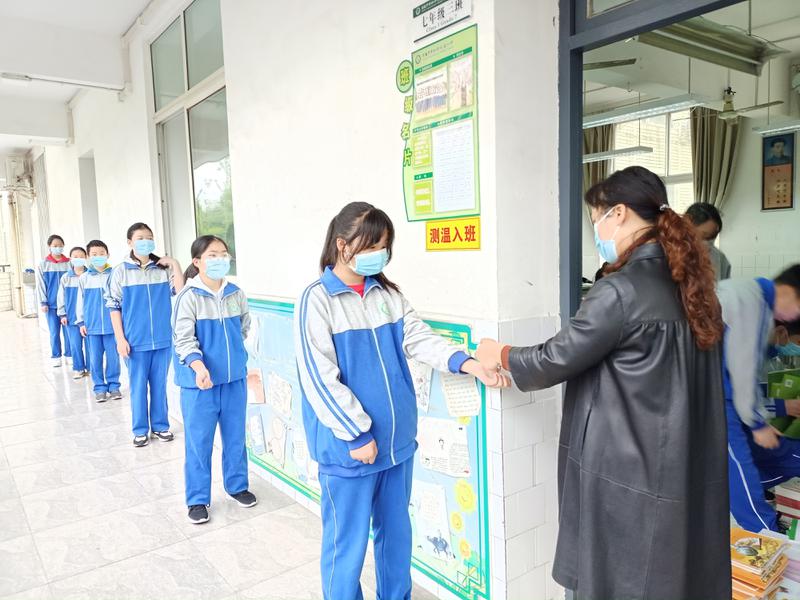 进入教室前班主任测体温登记