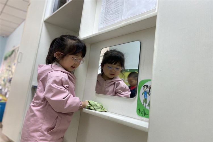 我们的镜子也要擦得美美的哦！
