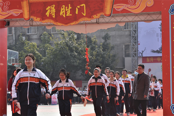 圆梦青春绽放盛夏东升一中2022届决战中考誓师大会