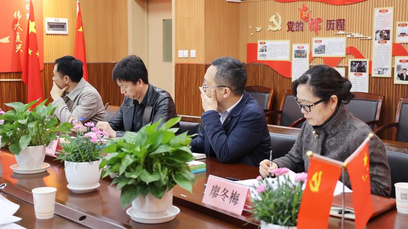 听取汇报 (2)