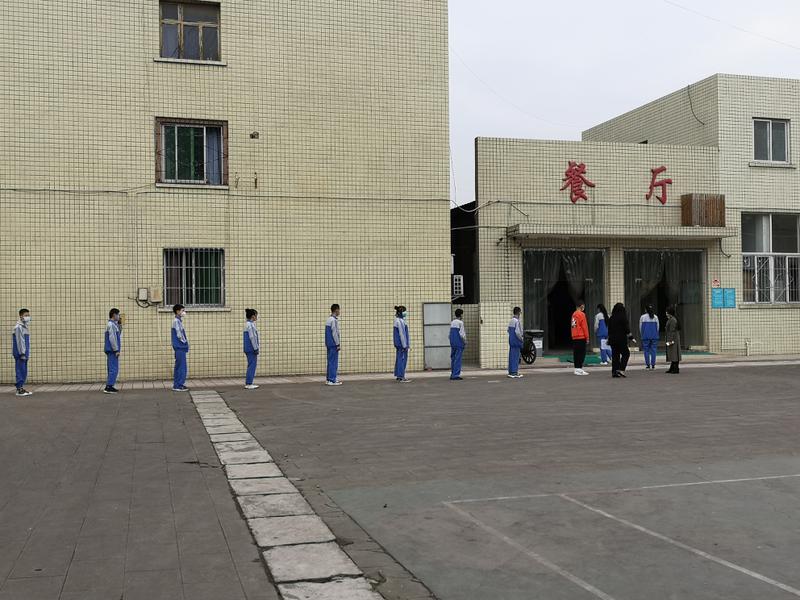 演练：排队就餐 保持一米间距