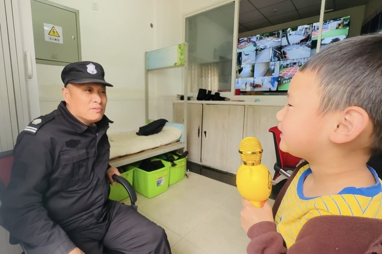 采访保安爷爷