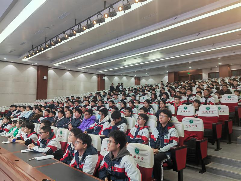图7：认真听讲的学生们
