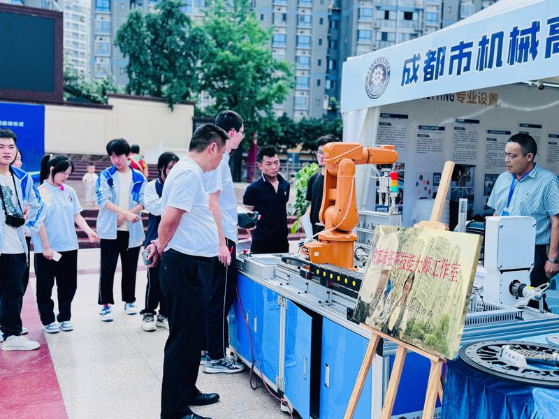 李堂兵校长亲临现场观摩指导