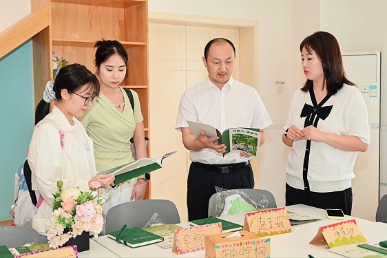 观摩新生家长会