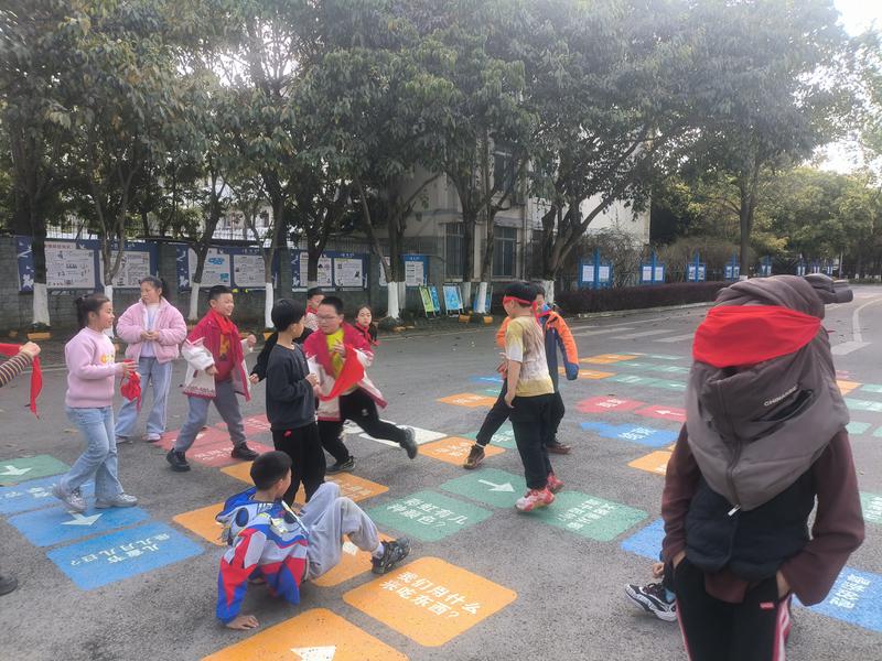 《蒙眼摸瞎》团体心理辅导