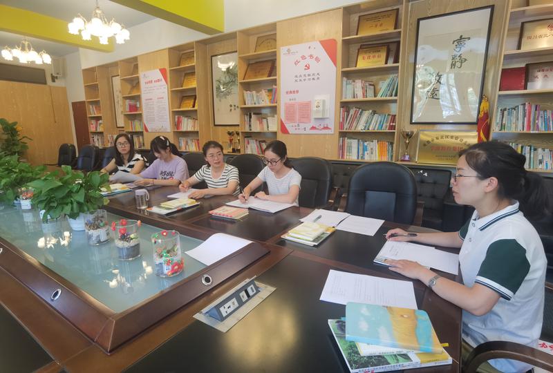 高星老师组织课题组老师开展教研活动