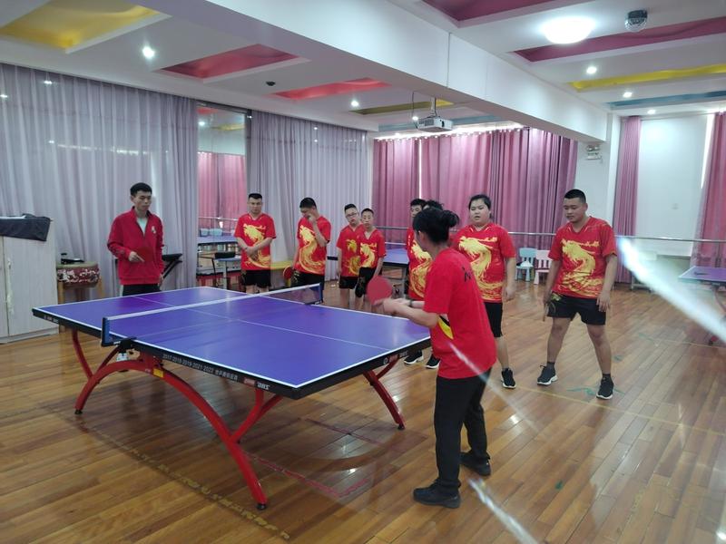 图19区乒乓球协会志愿者到学校教学