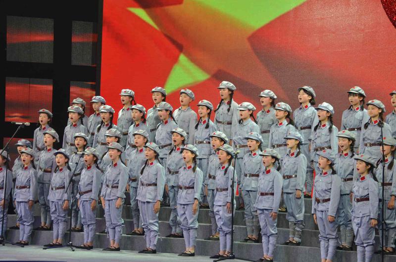 童心向党把歌唱红星闪闪放光彩棠湖小学新苗合唱团放歌成都电视台喜迎